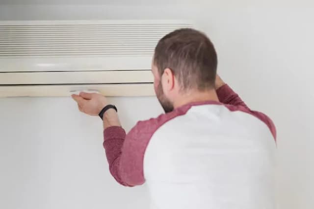 Jak odprowadzić skropliny z klimatyzacji w bloku bez problemów?