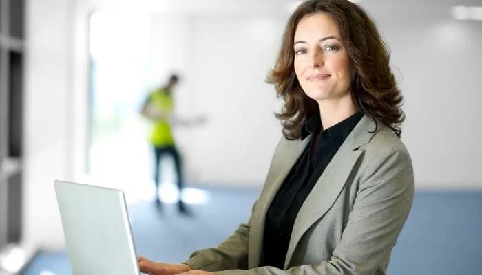 Jak zostać deweloperem w Polsce? Kluczowe kroki i wymagania