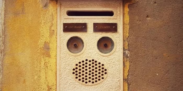 Jak działa domofon w bloku? Odkryj jego tajemnice i funkcje