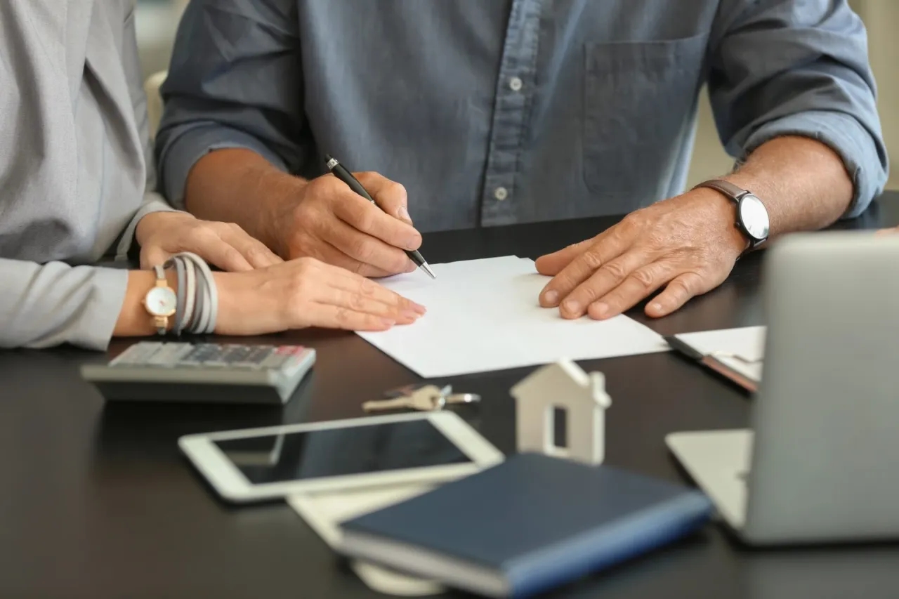 Ile bierze pośrednik nieruchomości i jak uniknąć wysokich prowizji