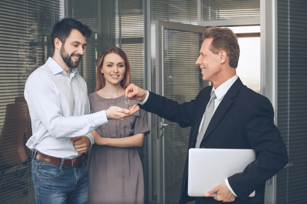 Kto płaci agencji za wynajem mieszkania i jak uniknąć dodatkowych kosztów?