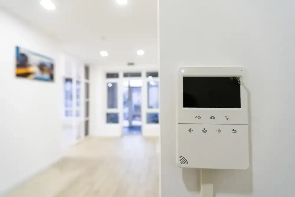 Jaki alarm do mieszkania w bloku, aby zapewnić maksymalne bezpieczeństwo?