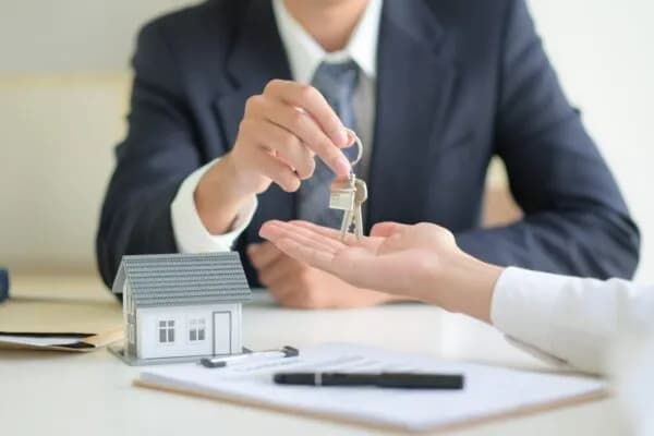 Ile wynosi prowizja biura nieruchomości wynajem i jak uniknąć wysokich kosztów?