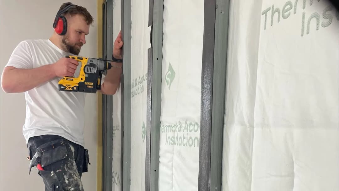 Jak rozchodzi się dźwięk w bloku i jak go skutecznie zminimalizować