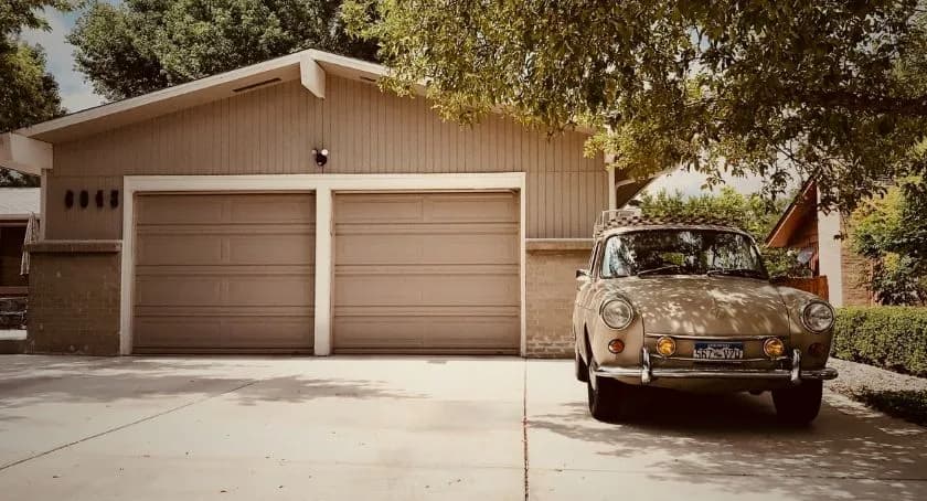 Czy w budynku gospodarczym można trzymać samochód? Sprawdź przepisy!