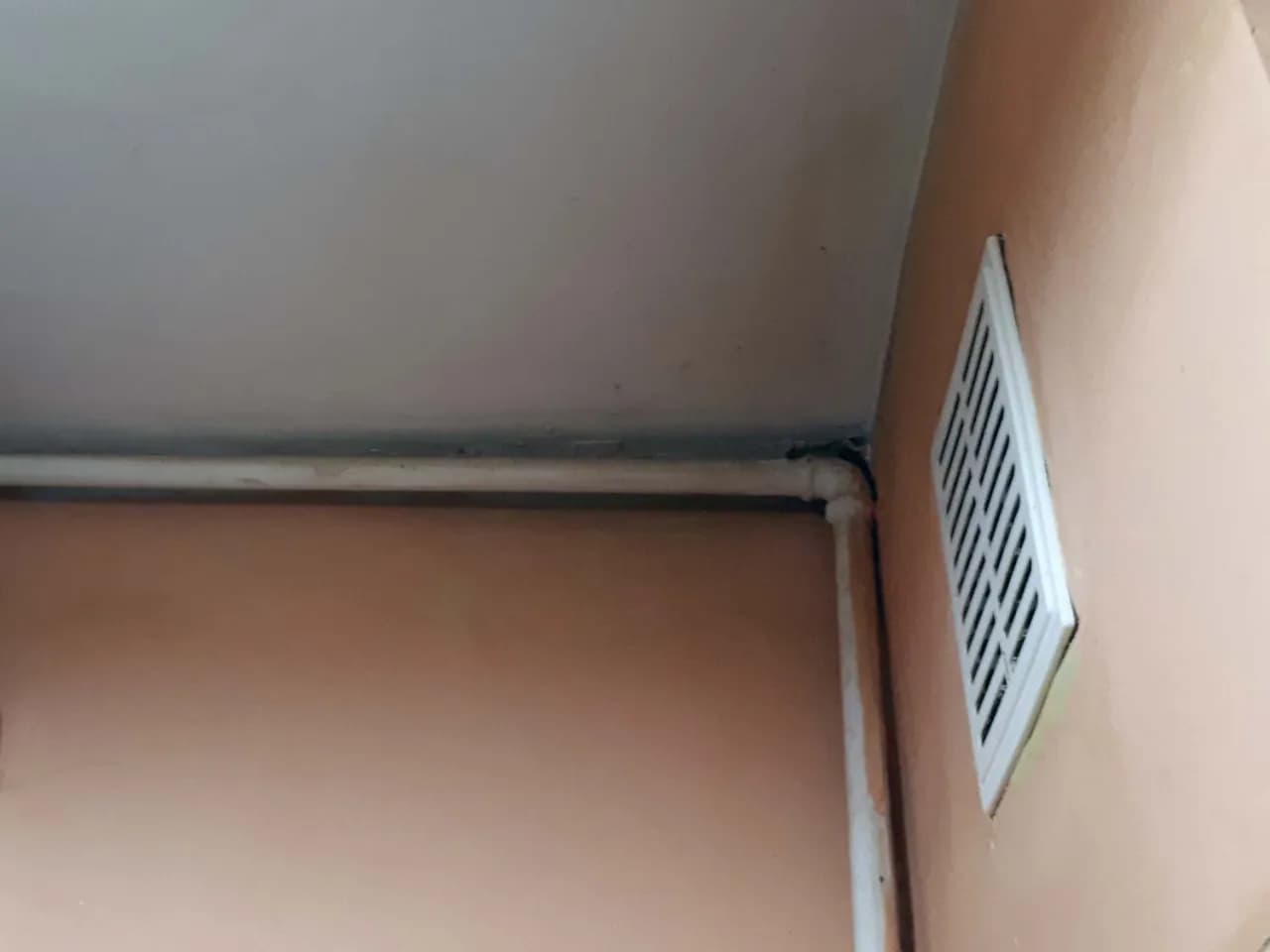 Czy można podłączyć okap do kratki wentylacyjnej w bloku? Sprawdź przepisy