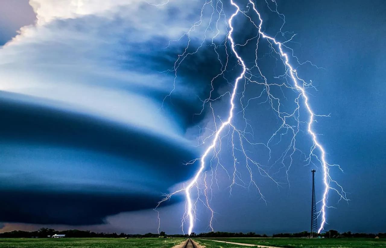 Czy piorun może uderzyć w blok? Poznaj ryzyko i zabezpieczenia