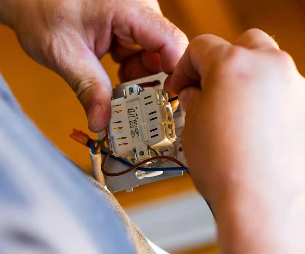 Jak sprawdzić czy ktoś kradnie prąd w bloku i uniknąć strat