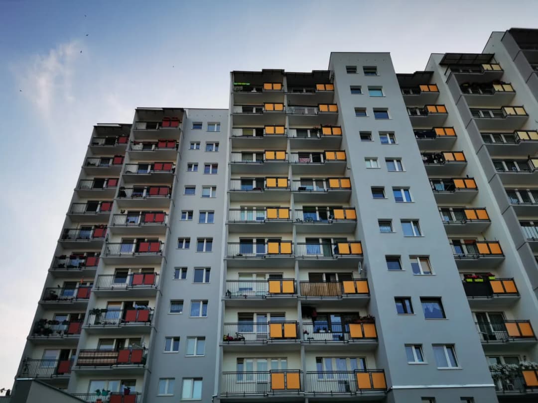 Czy warto wykupić grunt pod swoim mieszkaniem w bloku? Zobacz ryzyka i korzyści