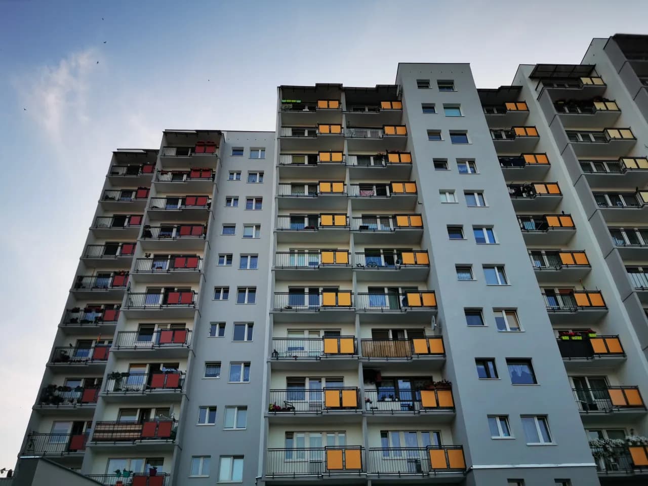 Czy warto wykupić grunt pod swoim mieszkaniem w bloku? Zobacz ryzyka i korzyści