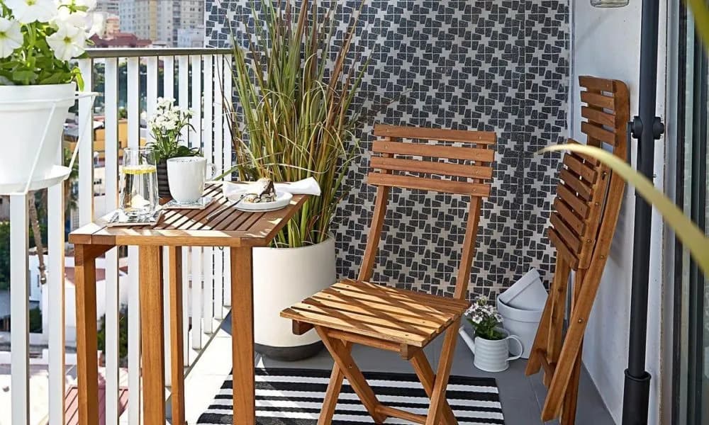 Jak skutecznie odgrodzić się od sąsiadów na balkonie w bloku